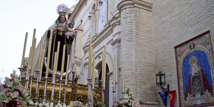 Reparto de papeletas de sitio para la salida procesional de la Madre de Dios del Carmen.