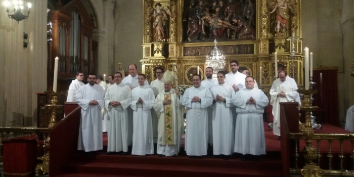Felicitar a NHC Álvaro Montilla González por su admisión en las Sagradas Órdenes Presbiteriales