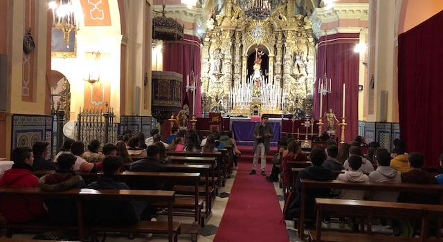 Visita de los alumnos del IES Europa a la iglesia del Santo Cristo