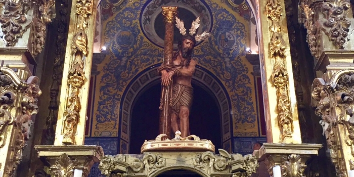 El camarín acoge a la solemne efigie del Stmo. Cristo de la Misericordia.
