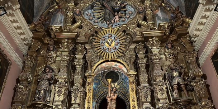 Inicio del proyecto de restauración del retablo y las pinturas murales de la iglesia del Santo Cristo.